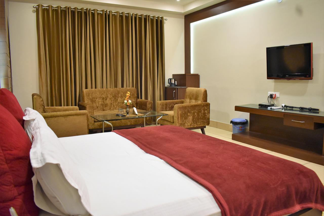 Hotel Ashish Continental Phagwāra Kültér fotó